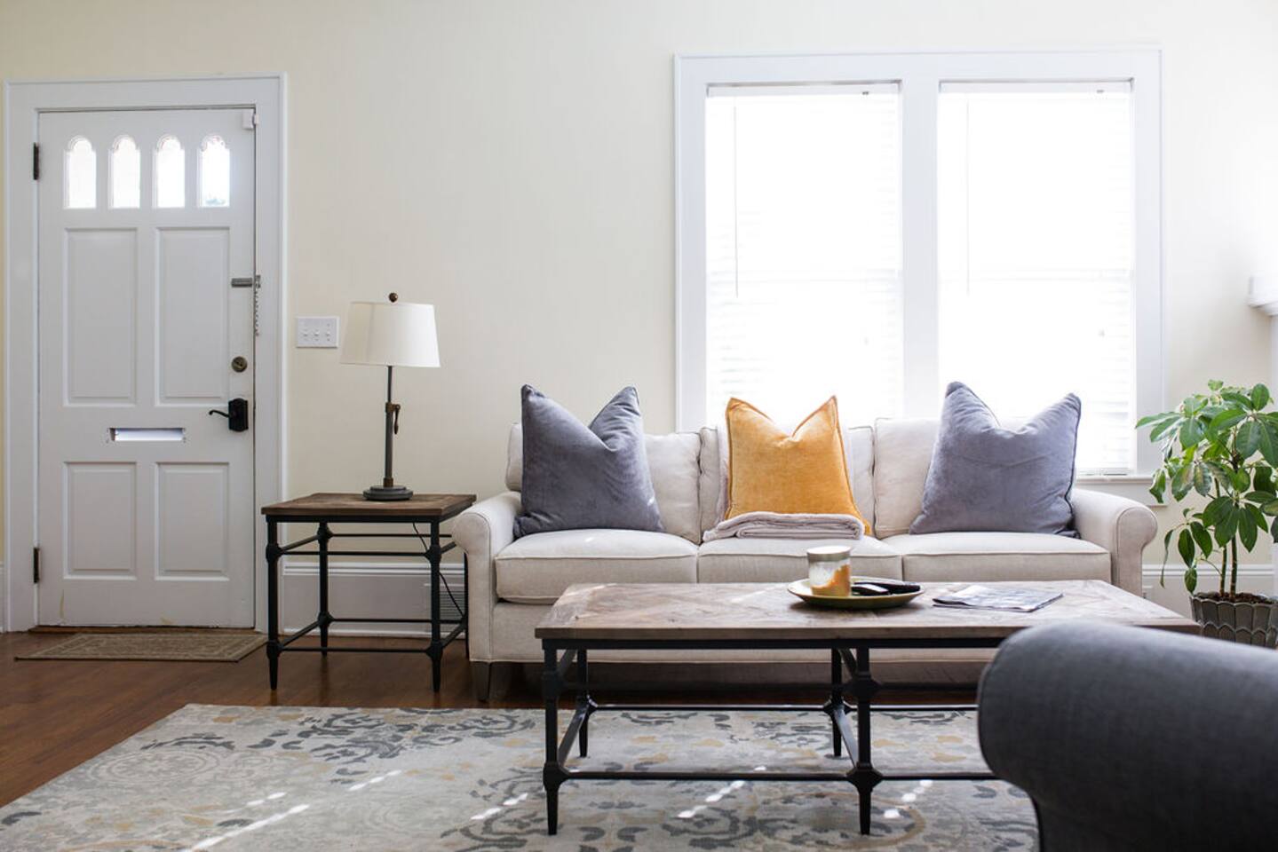 Cozy Retreat in the Middle of Town| Walk to Square
