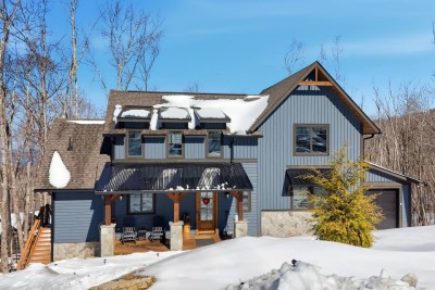 The home’s exterior blends modern design with mountain charm. Clean lines, wood accents, and snowy surroundings make it picture-perfect in every season.