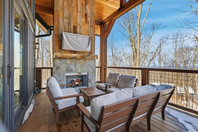 Enjoy fresh mountain air from the covered outdoor lounge, complete with a fireplace and comfortable seating. Whether it’s a chilly evening or sunny afternoon, this space invites you to linger.