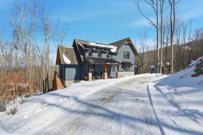 A long private driveway welcomes you to your mountain hideaway. Surrounded by nature, arrival feels calm and removed from the busy world below.