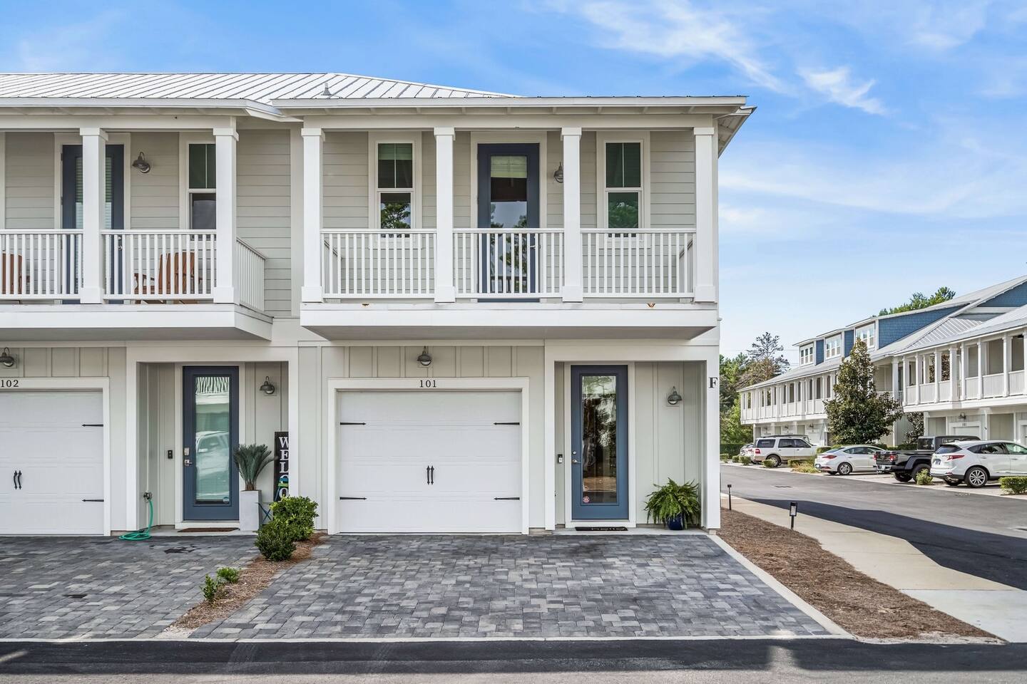 Luxury townhome, Walk to beach, Pool, Sleeps 9