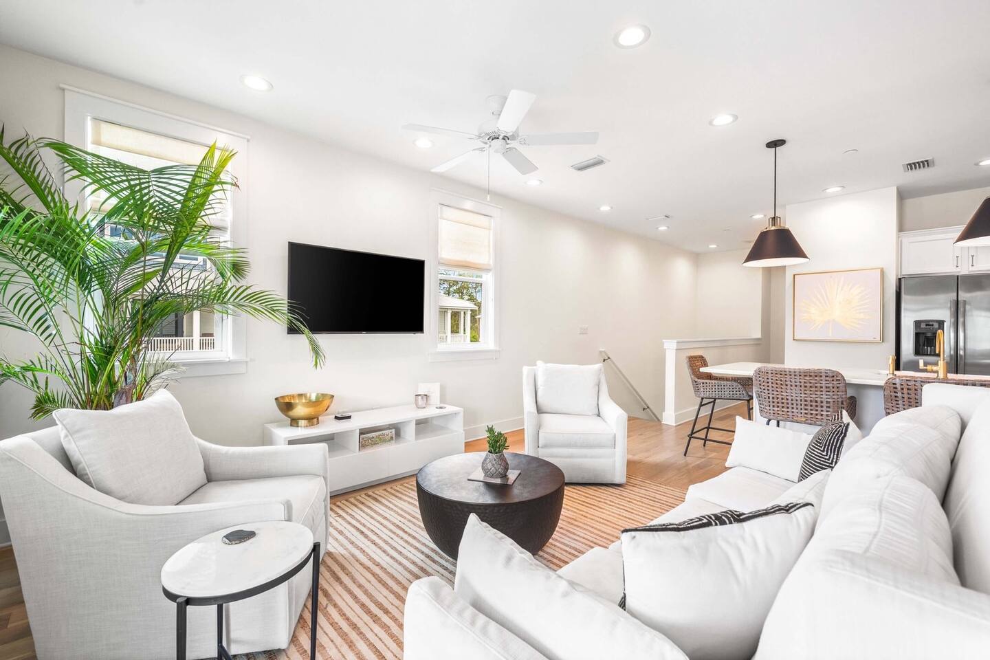 Luxury townhome, Walk to beach, Pool, Sleeps 9