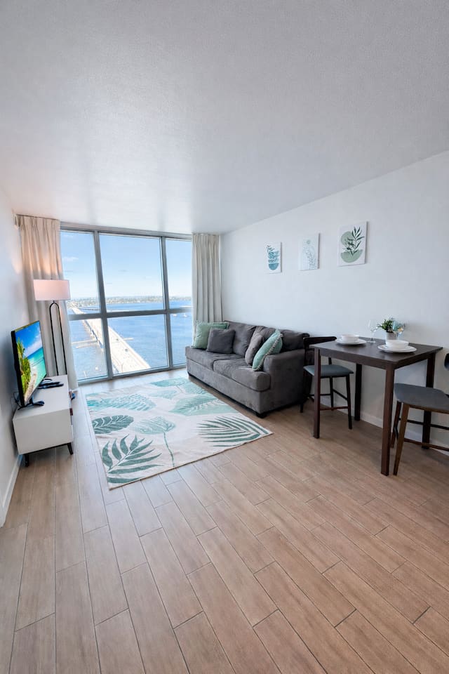 Luxury Downtown Waterfront 2BR | Pool, Gym, Spa