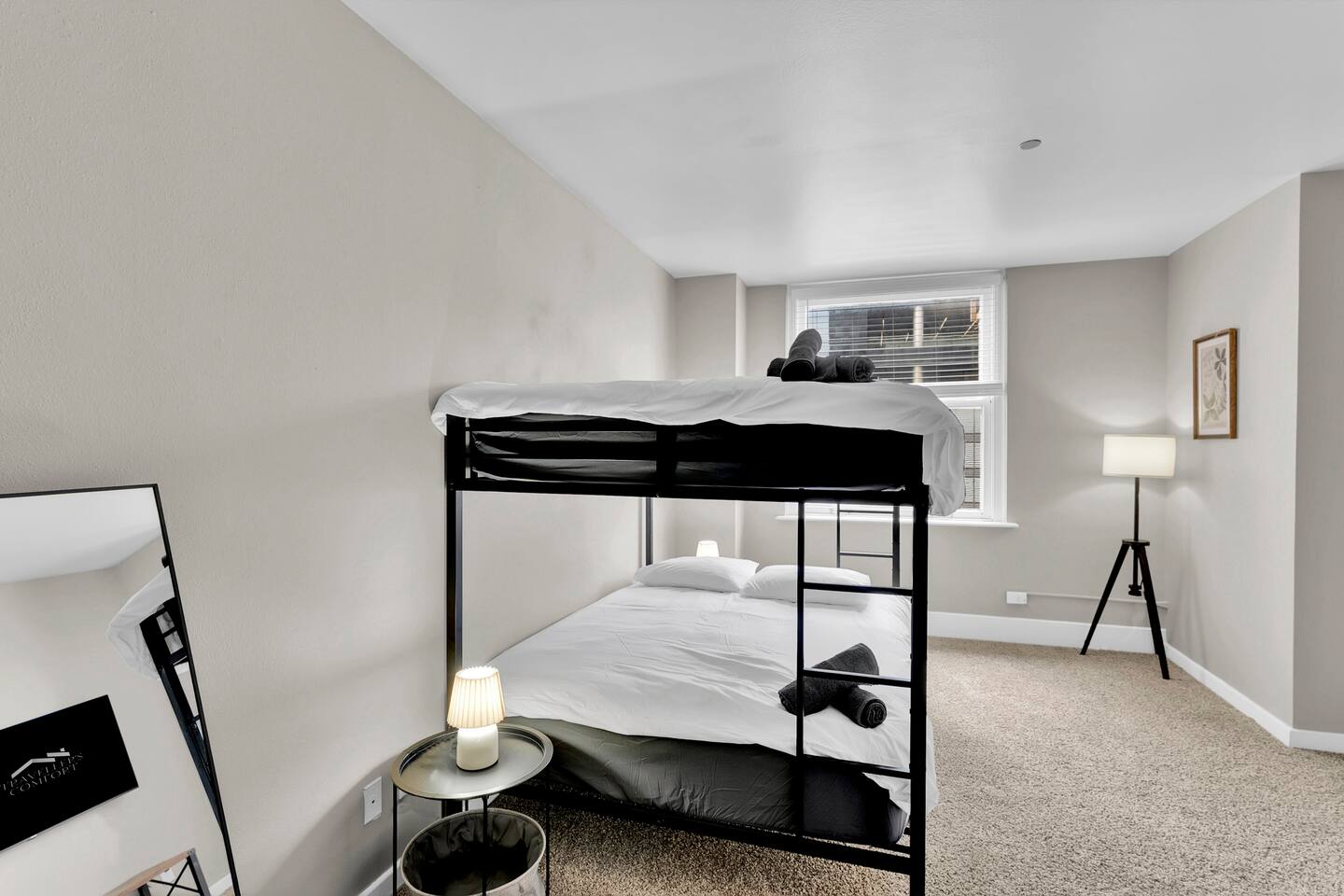 Stylish 2B Downtown Condo by Traveller's Comfort