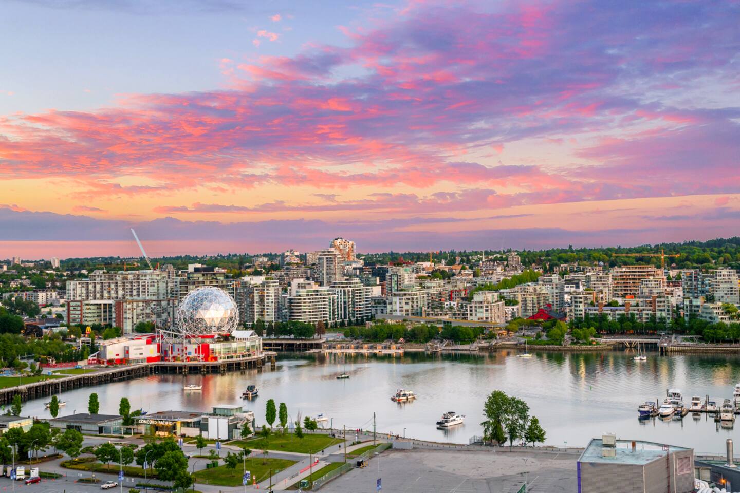 Modern 3BR Downtown Vancouver Condo w/ Pool & Gym