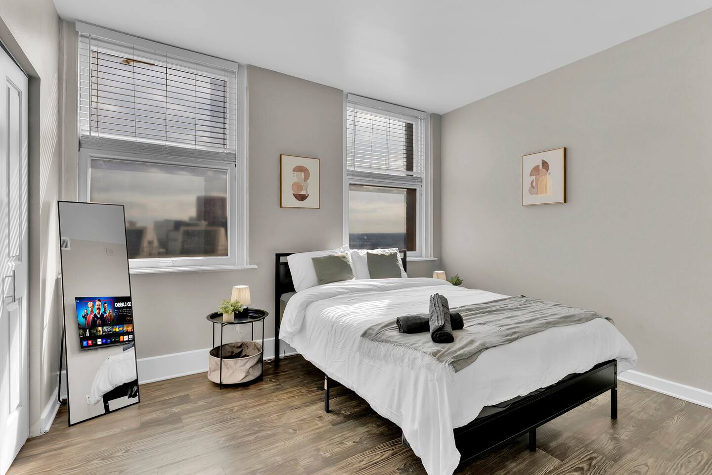 Luxurious 2B Downtown Condo by Traveller's Comfort