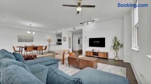 Lux 2B2B Downtown Condo by Traveller's Comfort