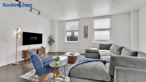 Chic 2B2B Downtown Condo by Traveller's Comfort