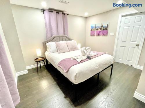 Violet Escape Modern Apt 1B 1B, Kitchen, Parking