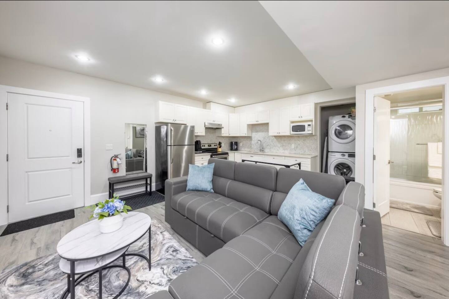 Modern 2BR Retreat |Free Parking |Desk| Fast Wi-Fi