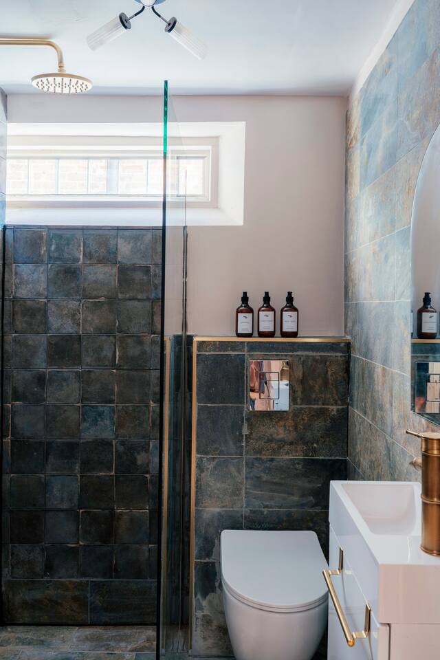 Beautiful 3BR 2bath Central apt + Free parking