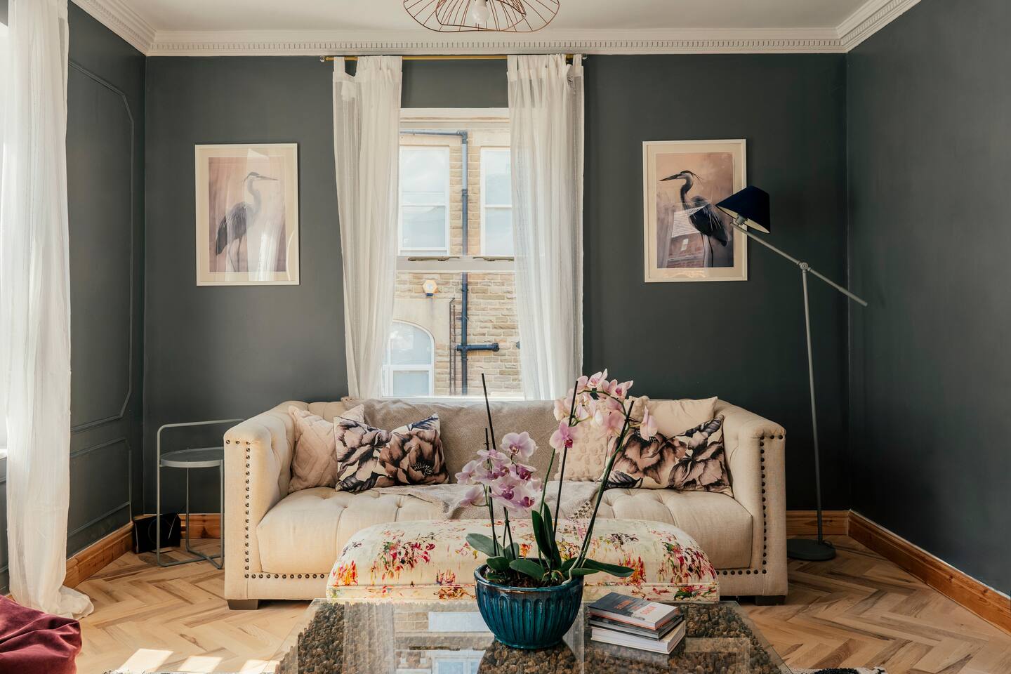 Gorgeous Central 2BR Apt + Free Parking