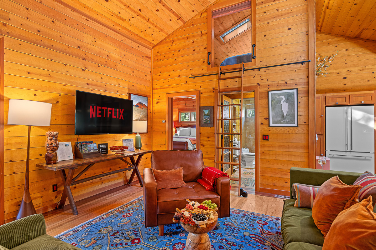 Warm wood cabin with loft, Netflix-ready TV, and modern kitchen