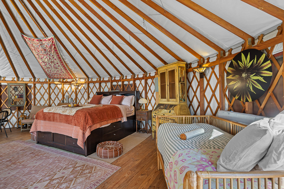 Spacious, boho yurt with queen bed, daybed, warm decor & cozy vibes