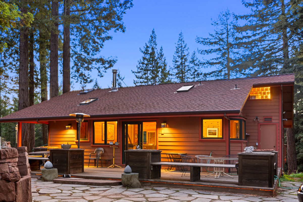 Cozy redwood retreat with spacious deck and alfresco dining