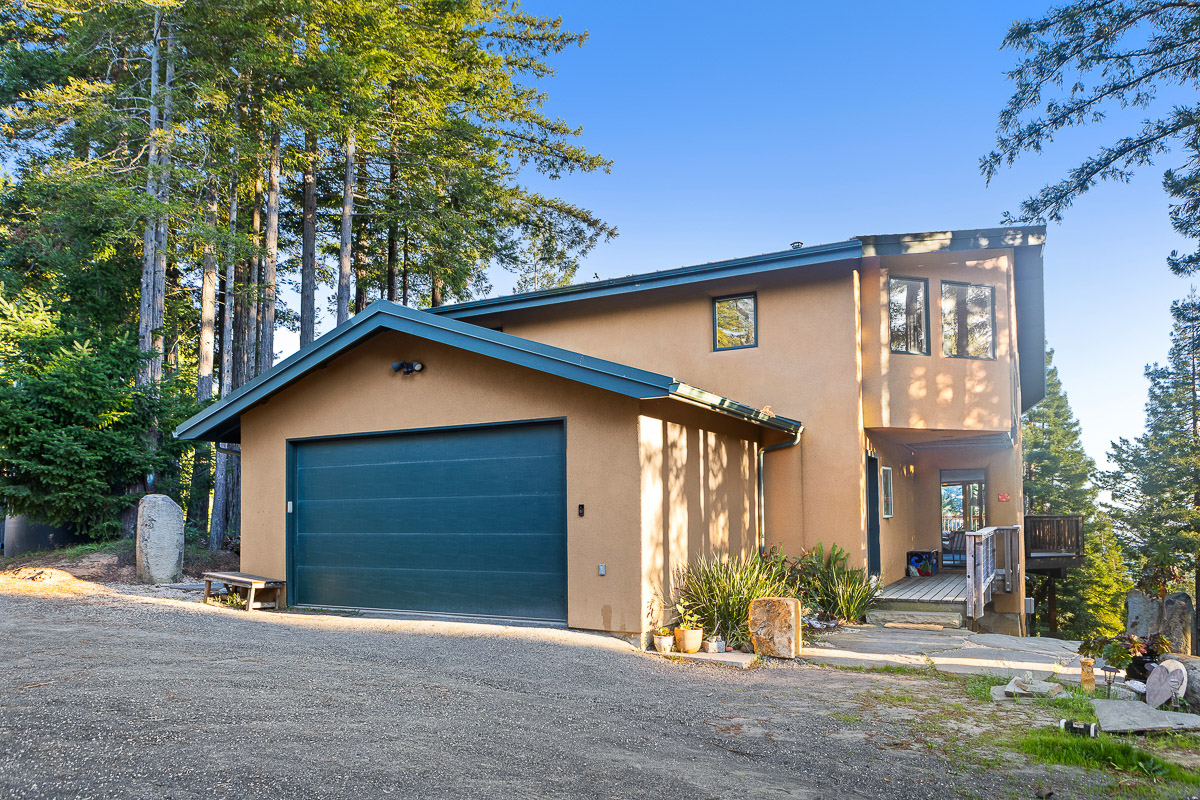 Modern forest hideaway with deck, views, and spacious 2‑car garage