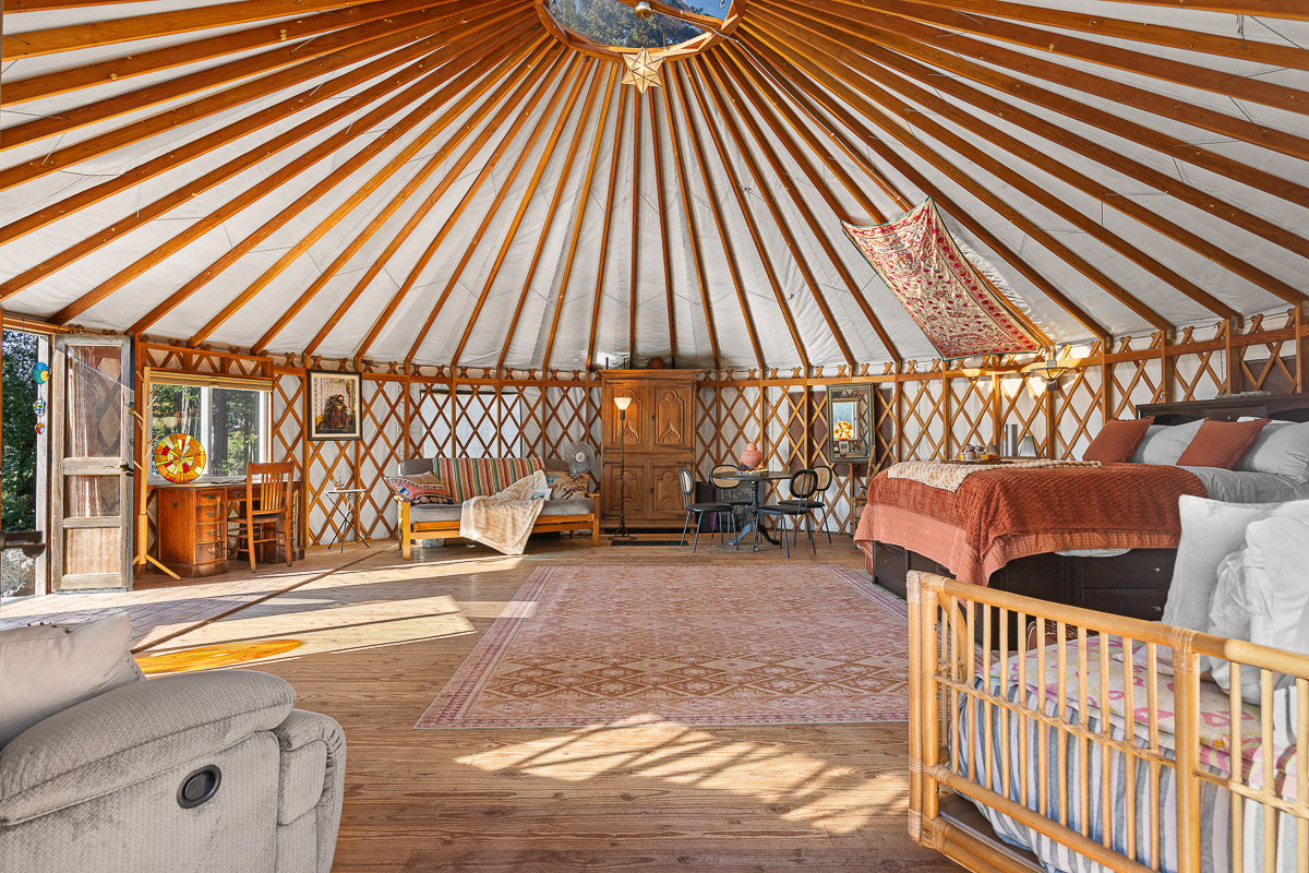 Spacious, sunlit yurt with skylight, queen bed & cozy lounge