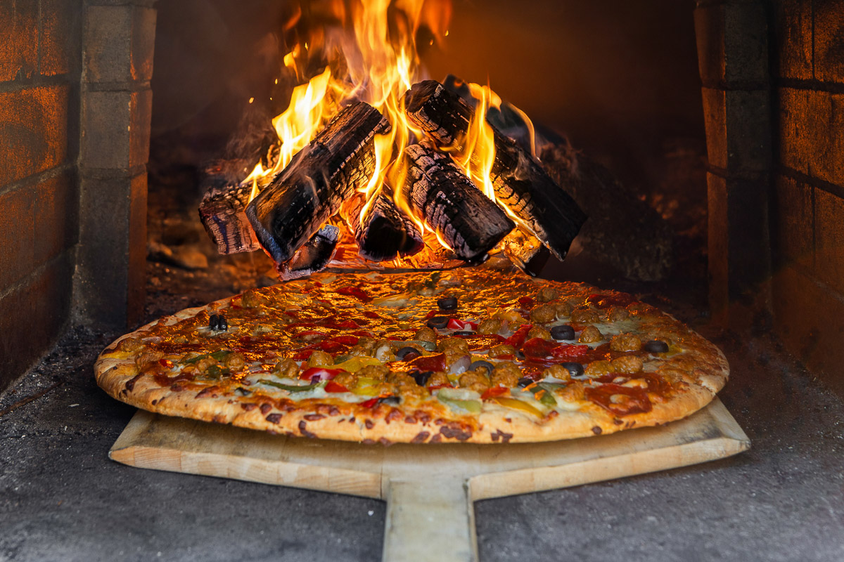 Wood-fired pizza oven—perfect for artisan pies and cozy family pizza nights.