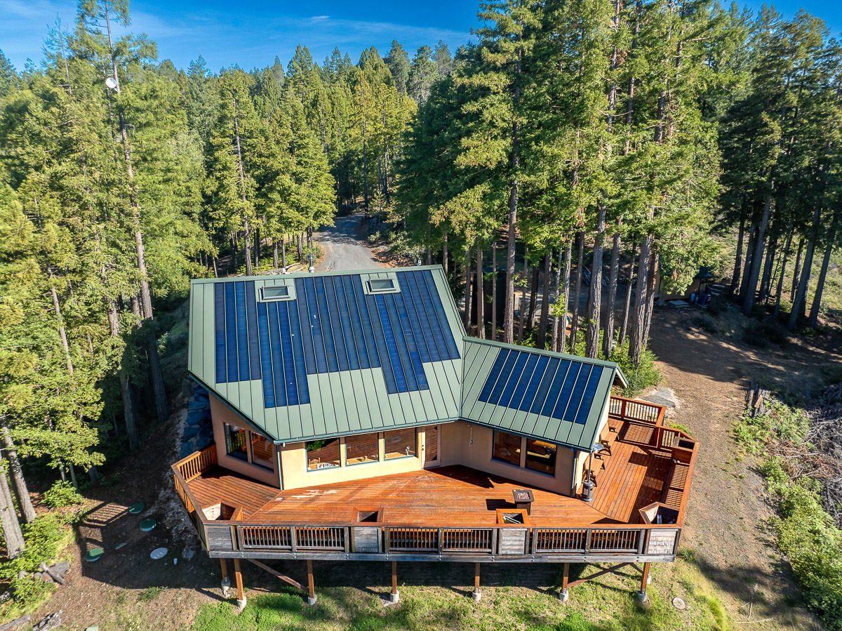 Secluded solar-powered cabin with wraparound deck in the pines