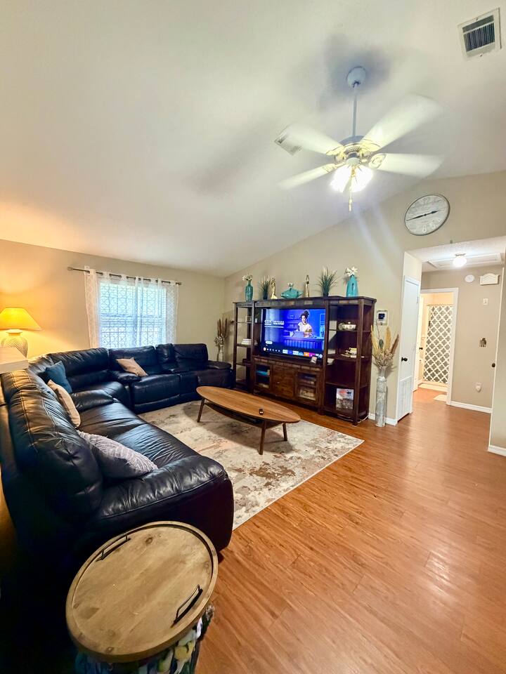 Your Main Homestead Retreat | 5 minutes to I-75
