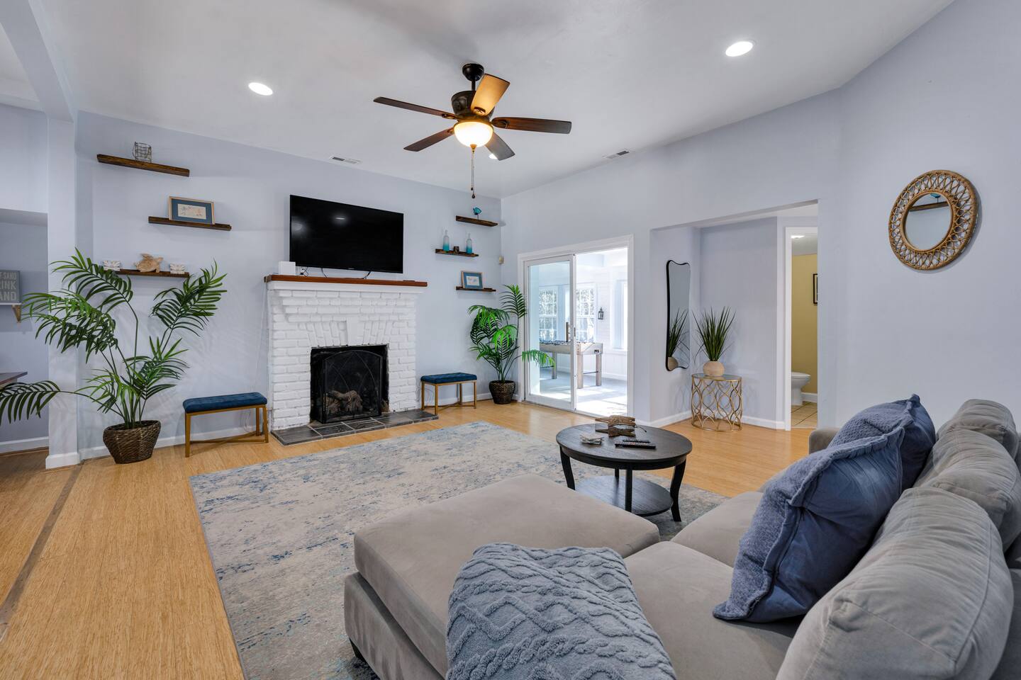 Bayfront backyard with a dock, 3BR, Dogs Welcome!