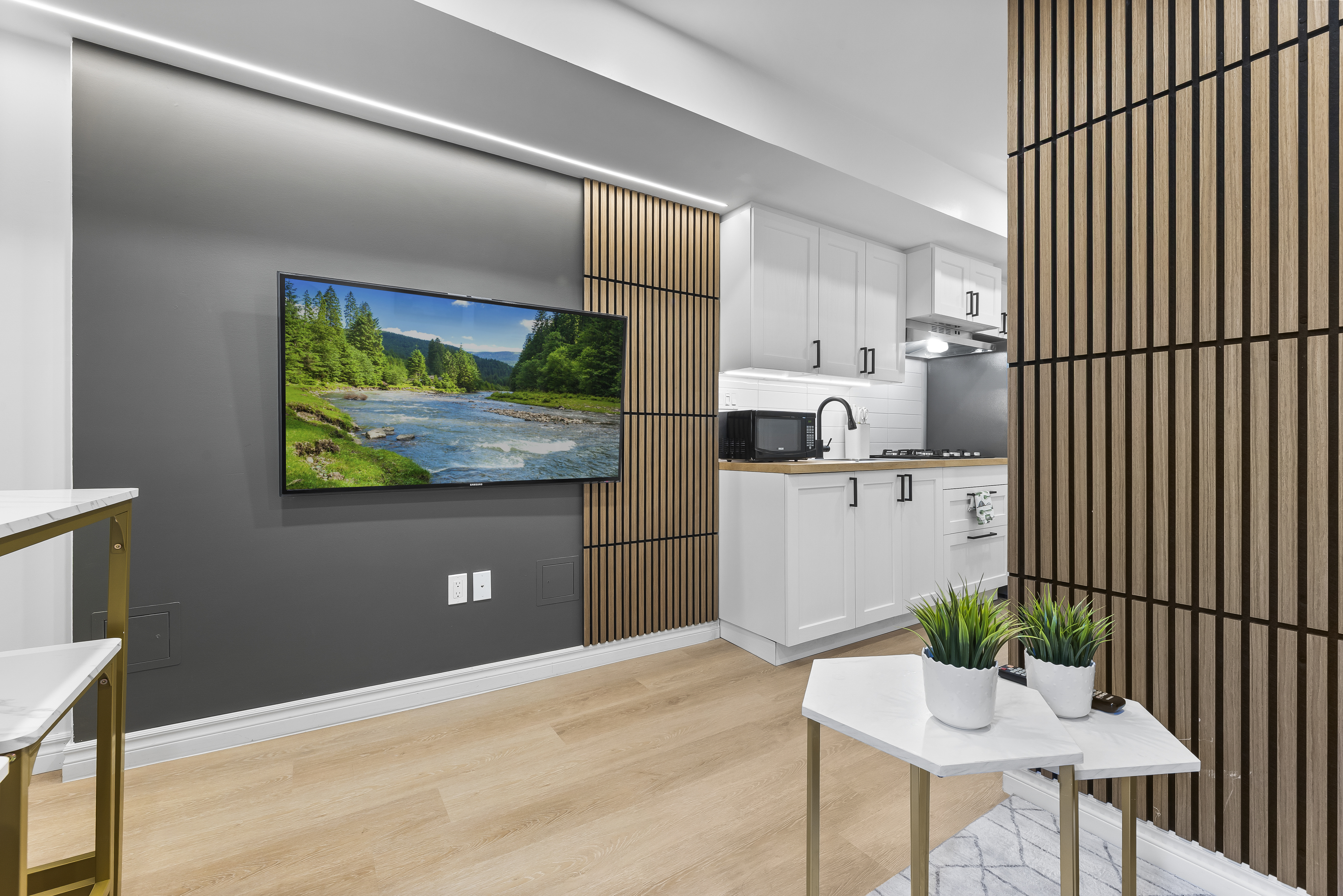 High Park Grove: Modern 1B/1B, Kitchen, Laundry