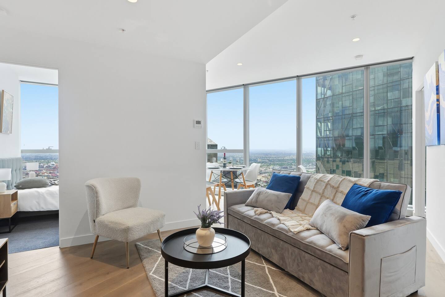 High-Rise CBD Luxe 2B2B w/Pool, Gym & Sauna