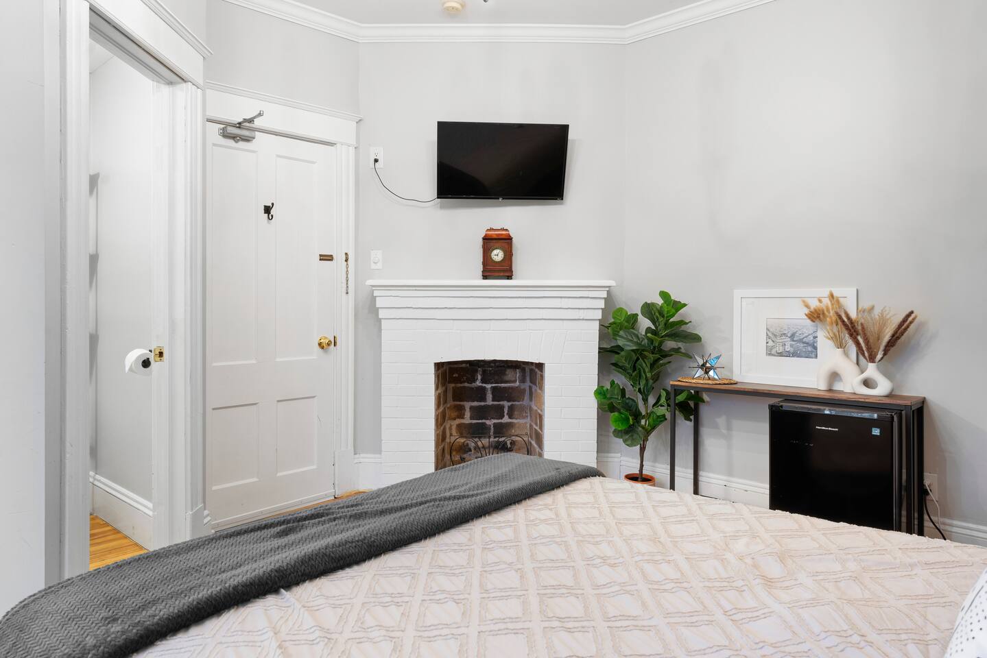 Studio 4 ~ 1BDRM, Private Bath, Downtown