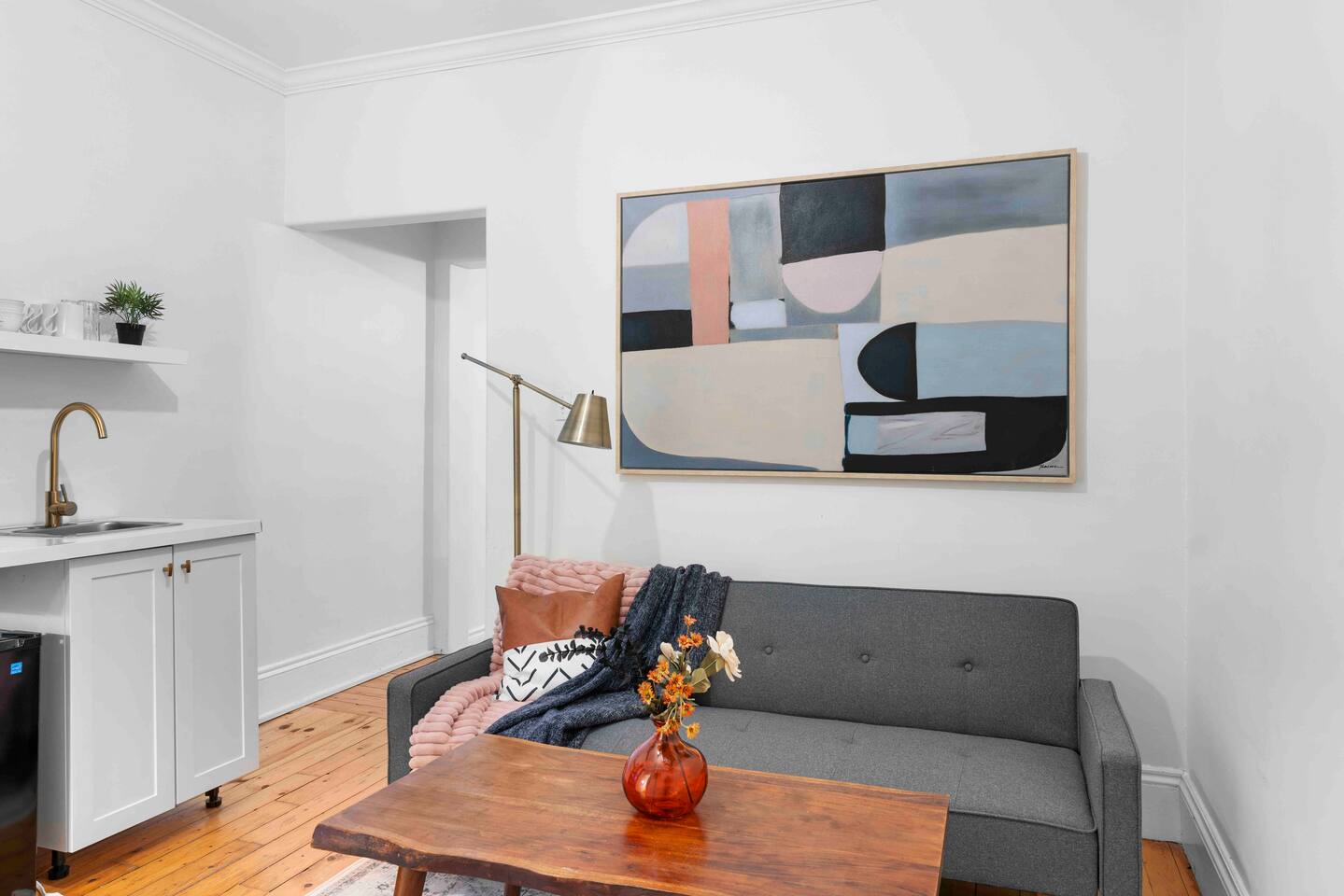 Studio 3 ~ 1 BDRM Apartment, w/ Lounge Area