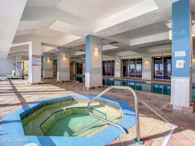 New updated Studio w/indoor outdoor pool, hot tub