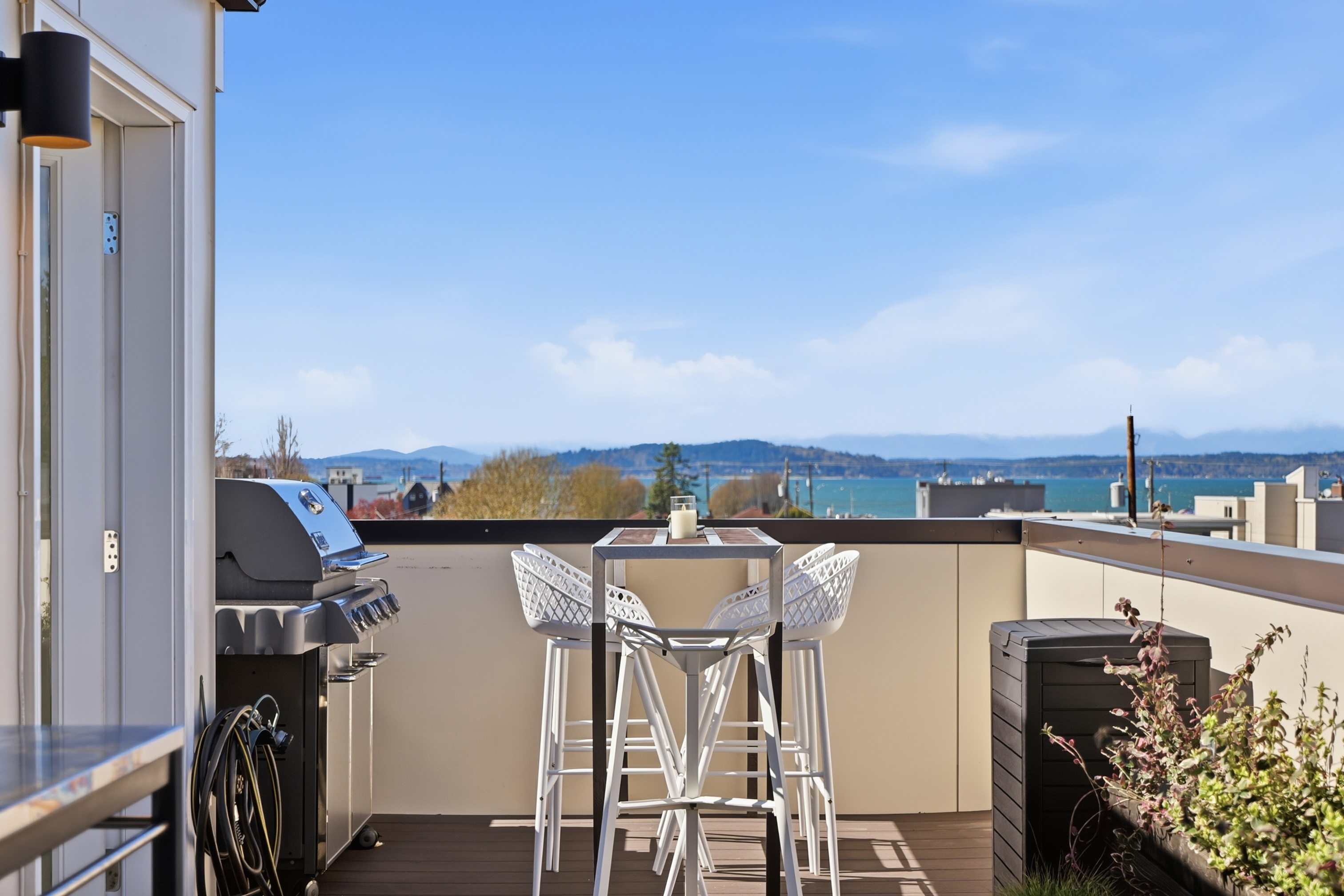 Luxe Alki Stay | Rooftop Deck BBQ | Parking | A/C