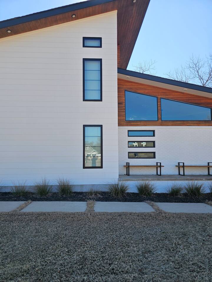 Mid-Mod Lodge - Main House & The Studio