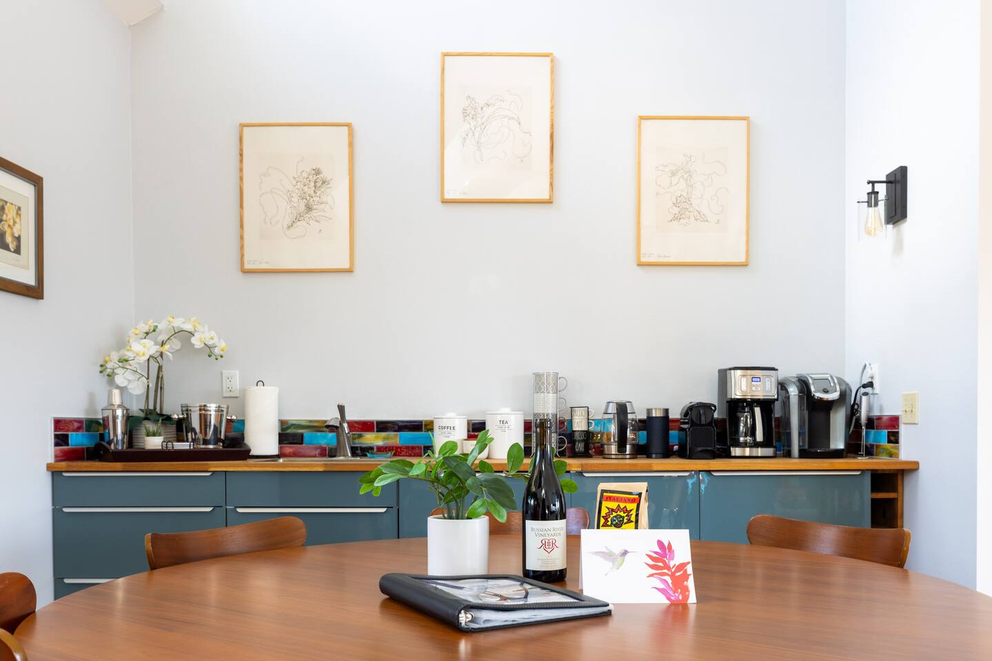 Coffee ready, everything in its place, and mornings made easy.