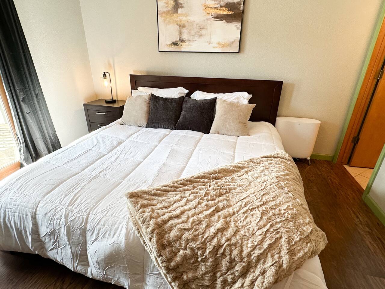 Hilltop Walk-in Condo w Massage Chair Close to SDC