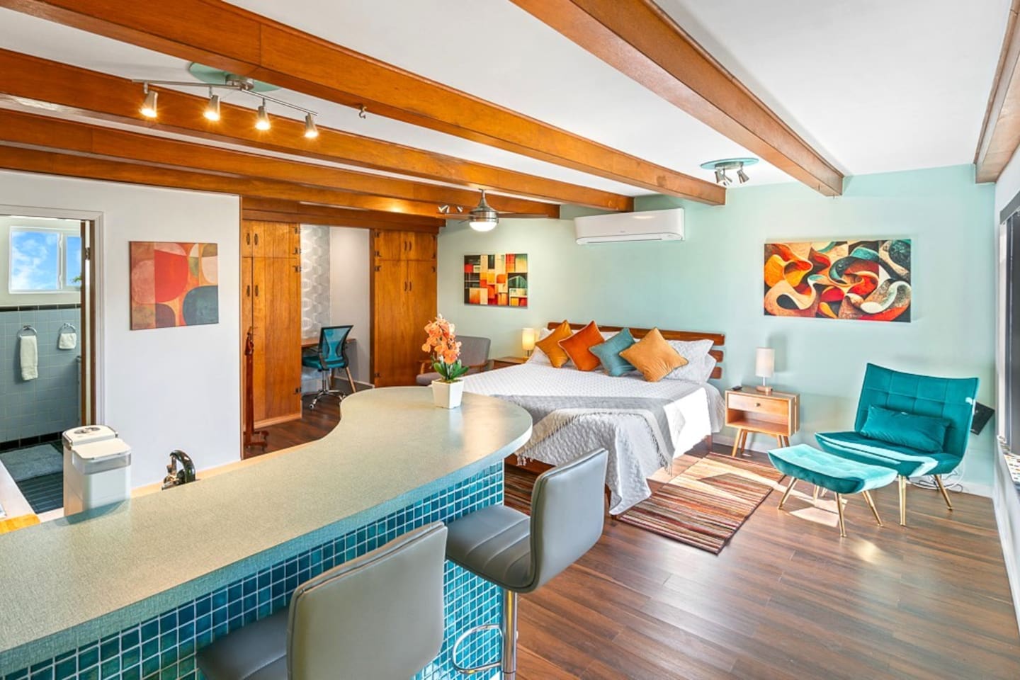 Classy Spacious Studio | King Bed | Private