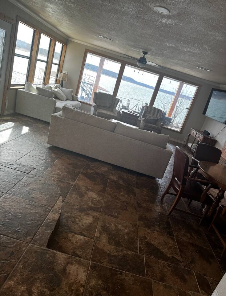 Premier Lakefront Retreat | LargePatio | Sleeps 10