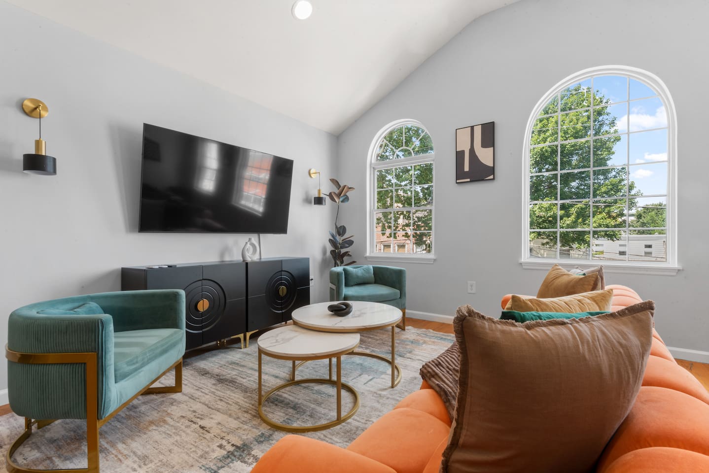 Modern 3BR • Sleeps 11 • Pool Table • Near NYC