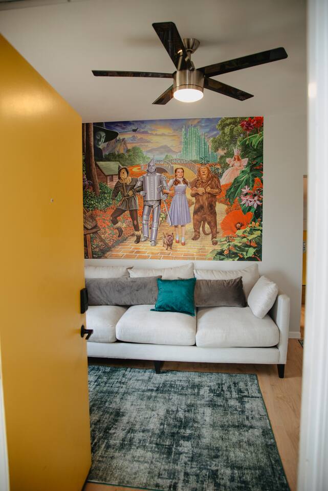 Wizard of Oz 2BR Coffee Bar Downtown Workspace
