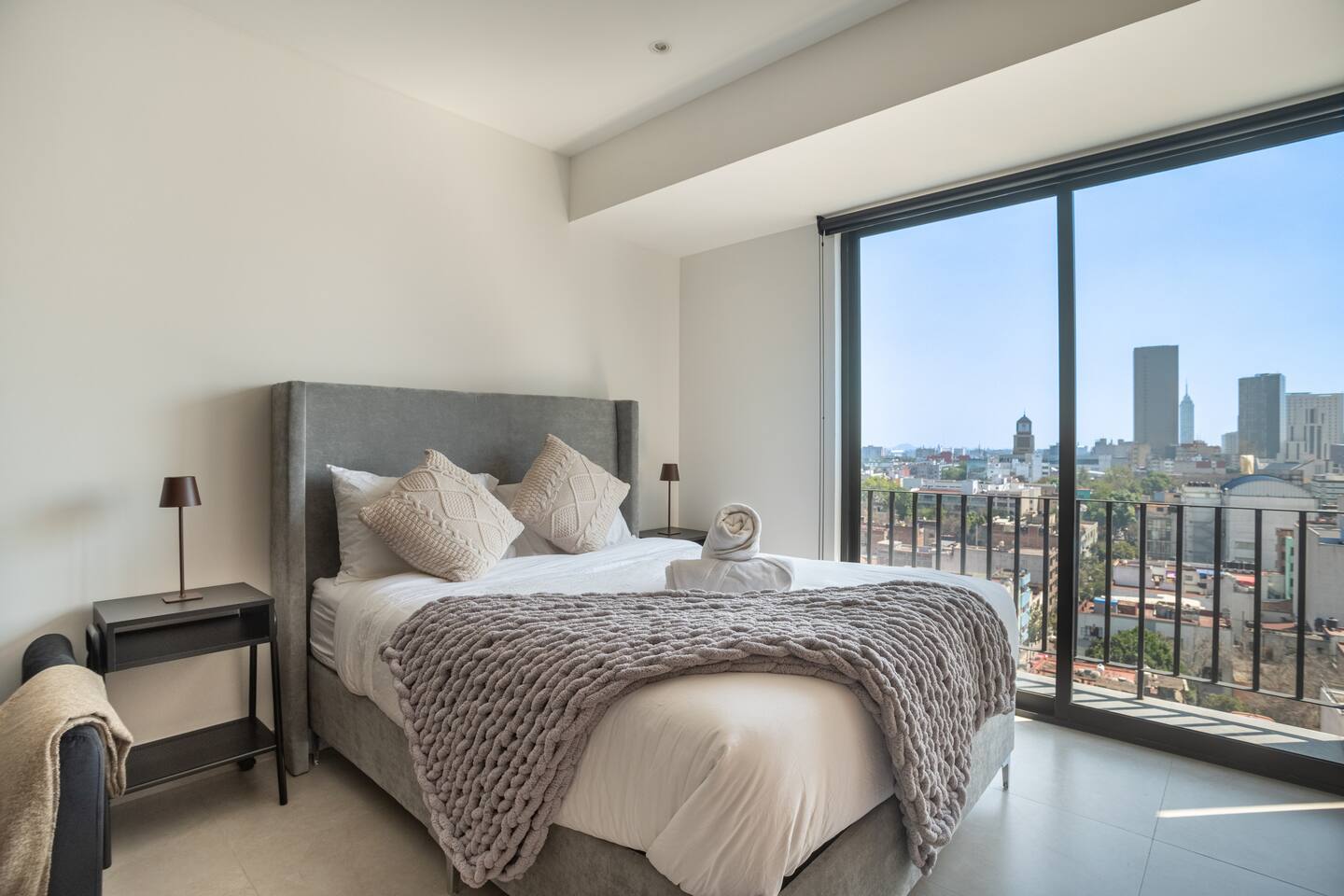 Rooftop w/Incredible Views, Balcony, Gym & Parking - foto 4