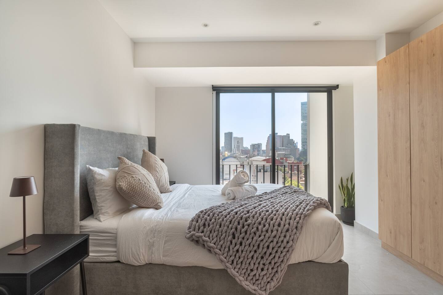 Rooftop w/Incredible Views, Balcony, Gym & Parking - foto 2