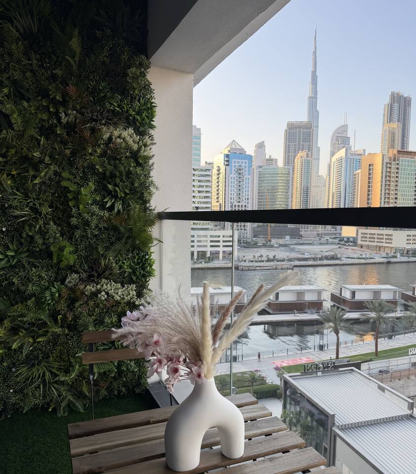 One Bedroom with Burj View on business bay Canal - Apartment