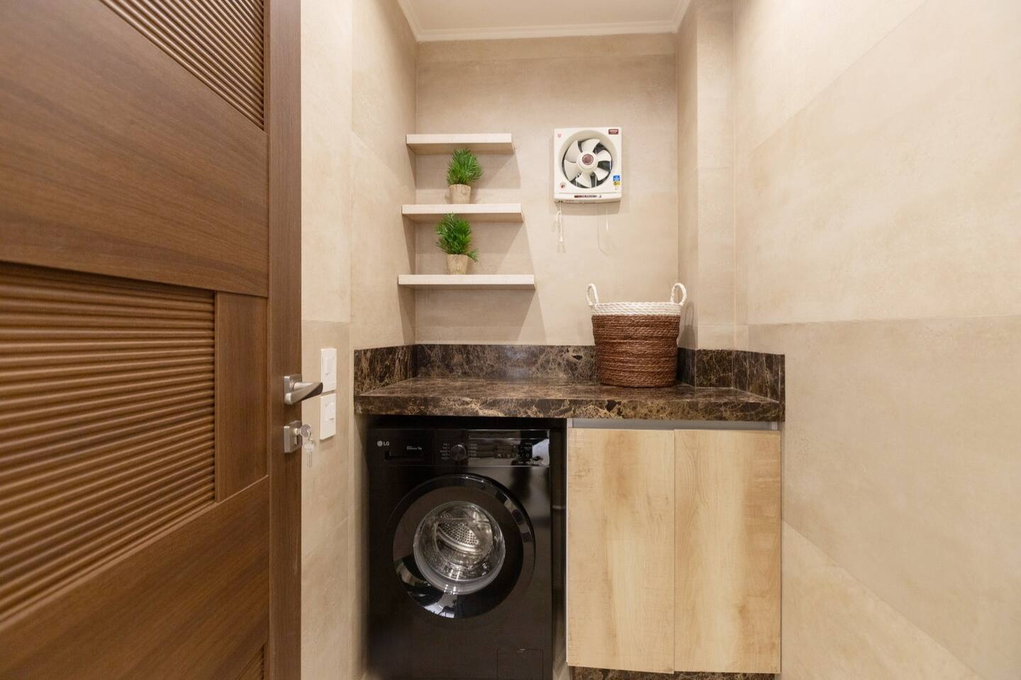 Stylish 3BR Central Stay | Near Airport | Sleeps 8 photo 4