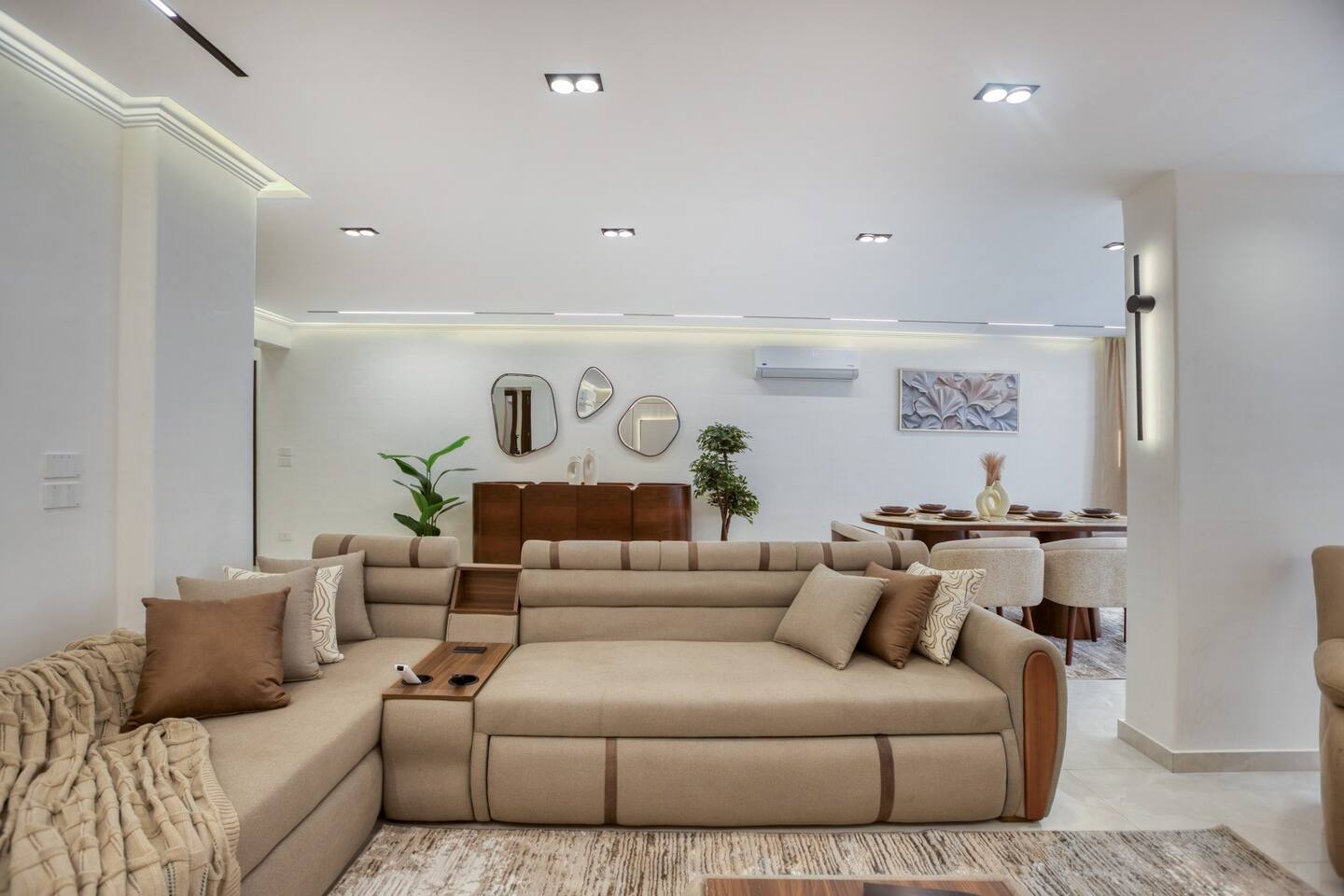 Stylish 3BR Central Stay | Near Airport | Sleeps 8 photo 2