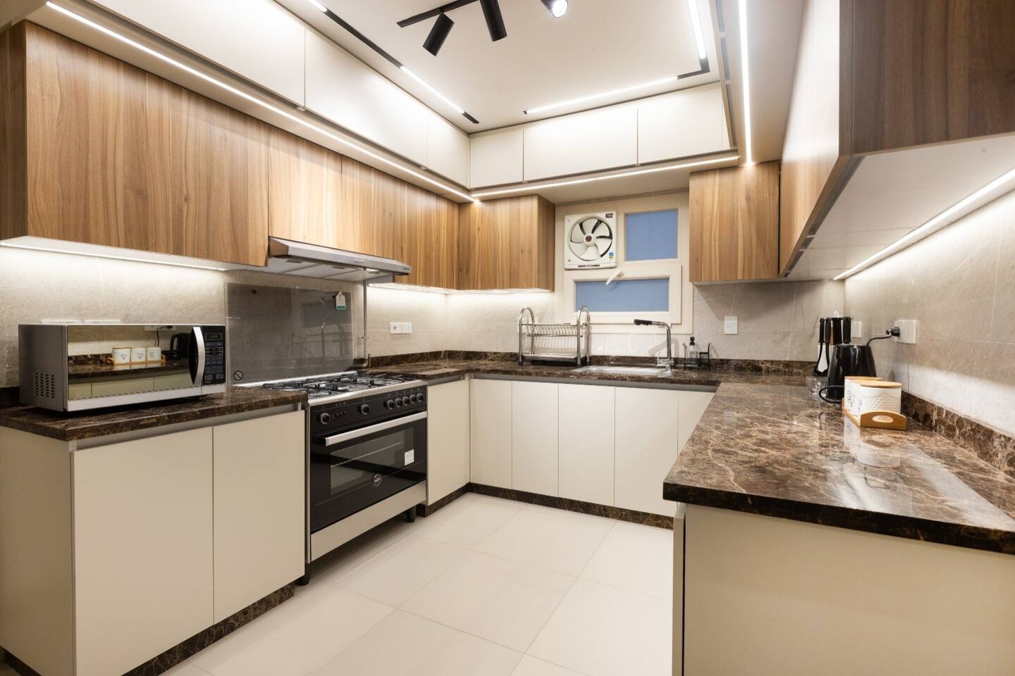 Stylish 3BR Central Stay | Near Airport | Sleeps 8 photo 5
