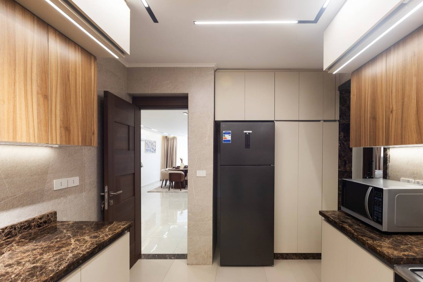 Stylish 3BR Central Stay | Near Airport | Sleeps 8 photo 6