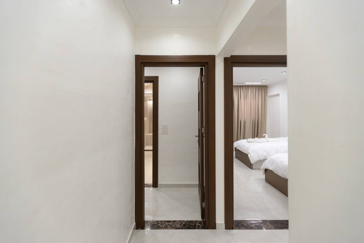 Stylish 3BR Central Stay | Near Airport | Sleeps 8 photo 8
