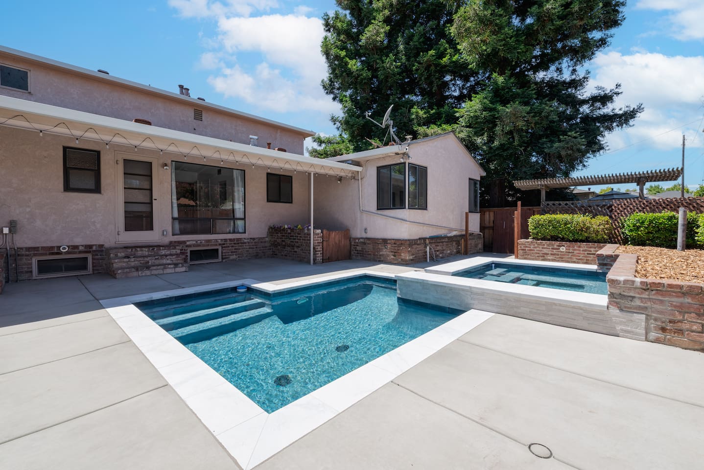 East Sac Home with Pool, Hot Tub & Games