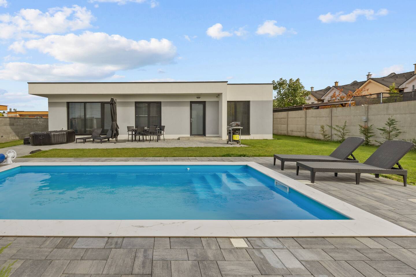 AC family house with garden and pool, 10B