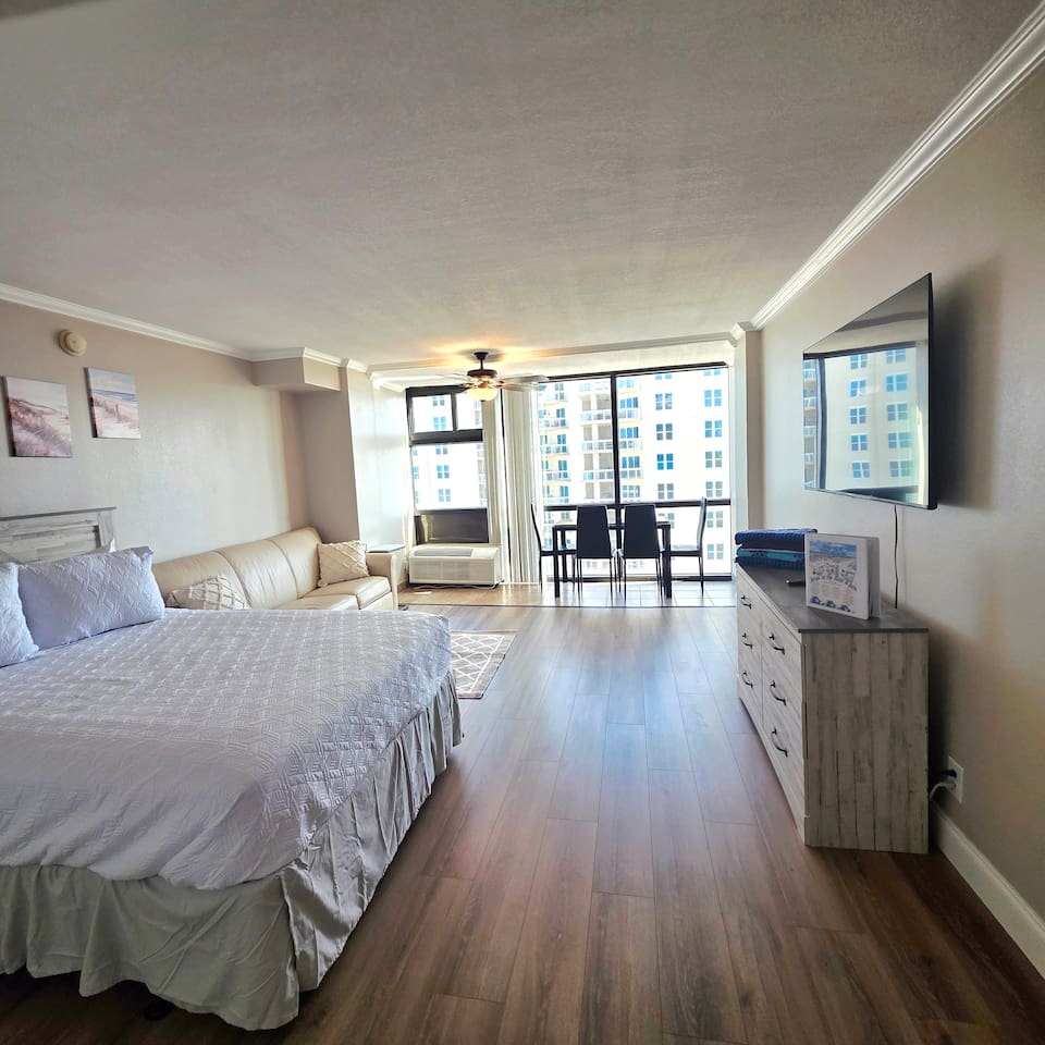 Cozy Oceanview Studio w/tiki bar & pool, kitchenet