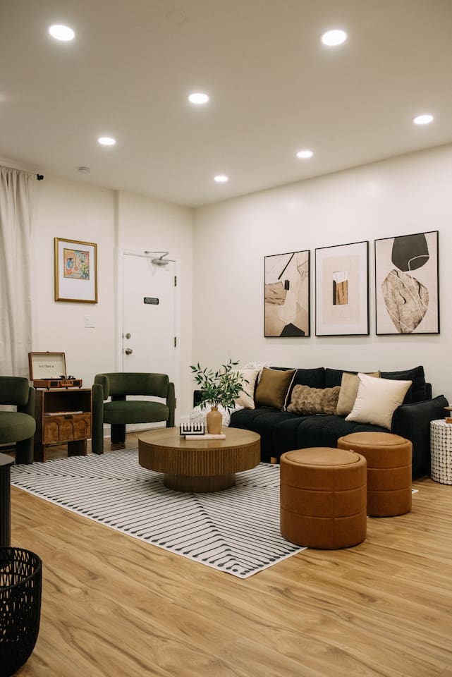 Family & Group Stay|Sleeps 10 |Near NYC + Backyard